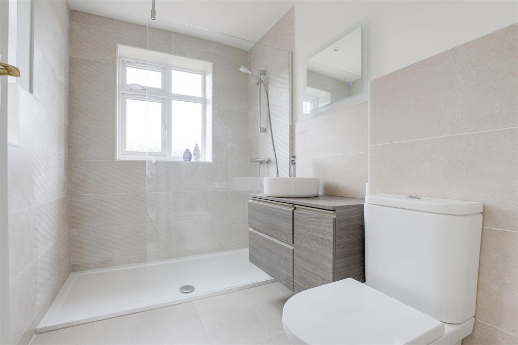 Russell Crescent, Wollaton, Nottinghamshire, NG8 2BQ
