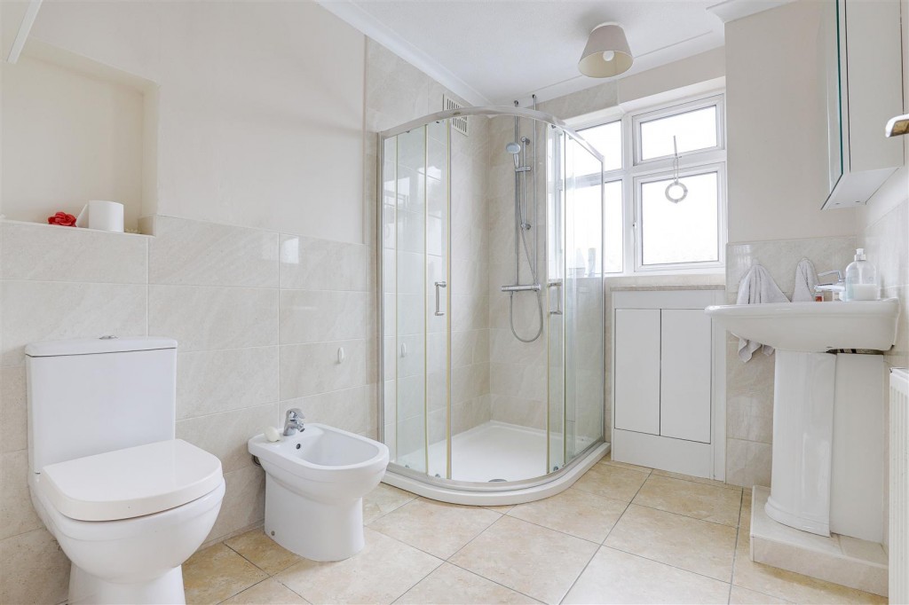 Russell Crescent, Wollaton, Nottinghamshire, NG8 2BQ