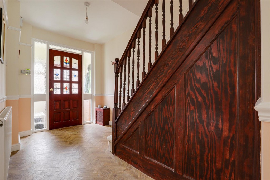 Russell Crescent, Wollaton, Nottinghamshire, NG8 2BQ