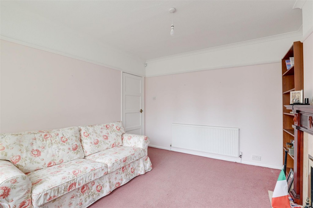 Russell Crescent, Wollaton, Nottinghamshire, NG8 2BQ