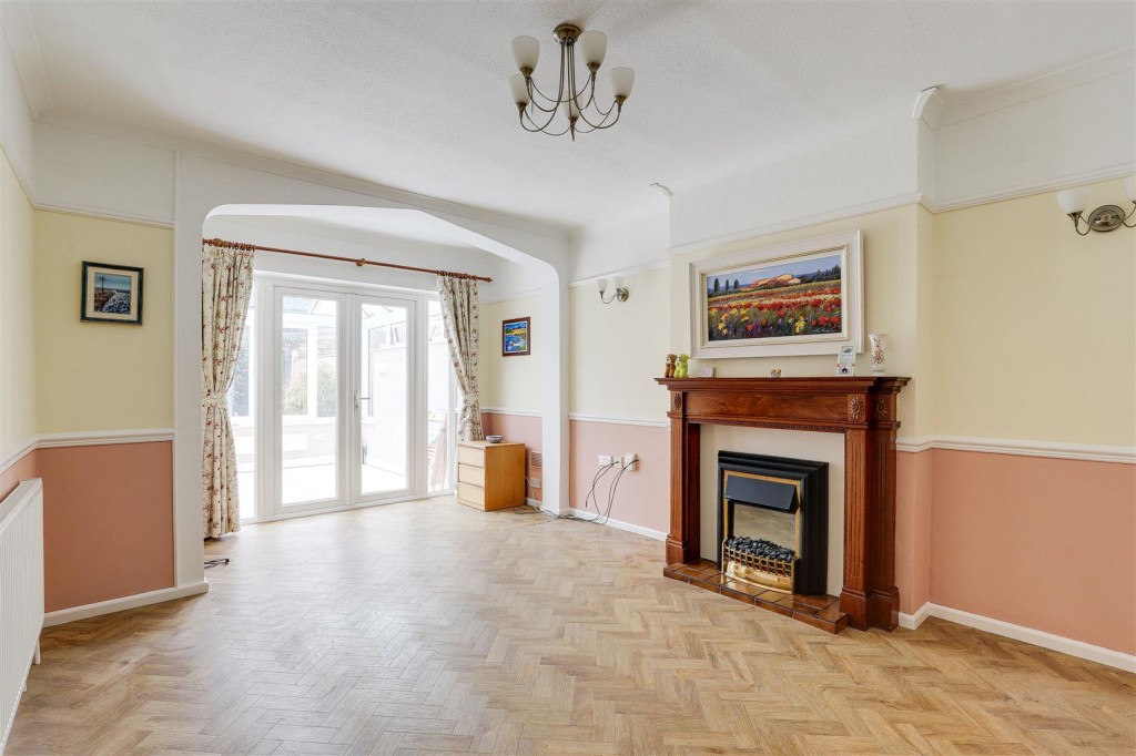 Russell Crescent, Wollaton, Nottinghamshire, NG8 2BQ