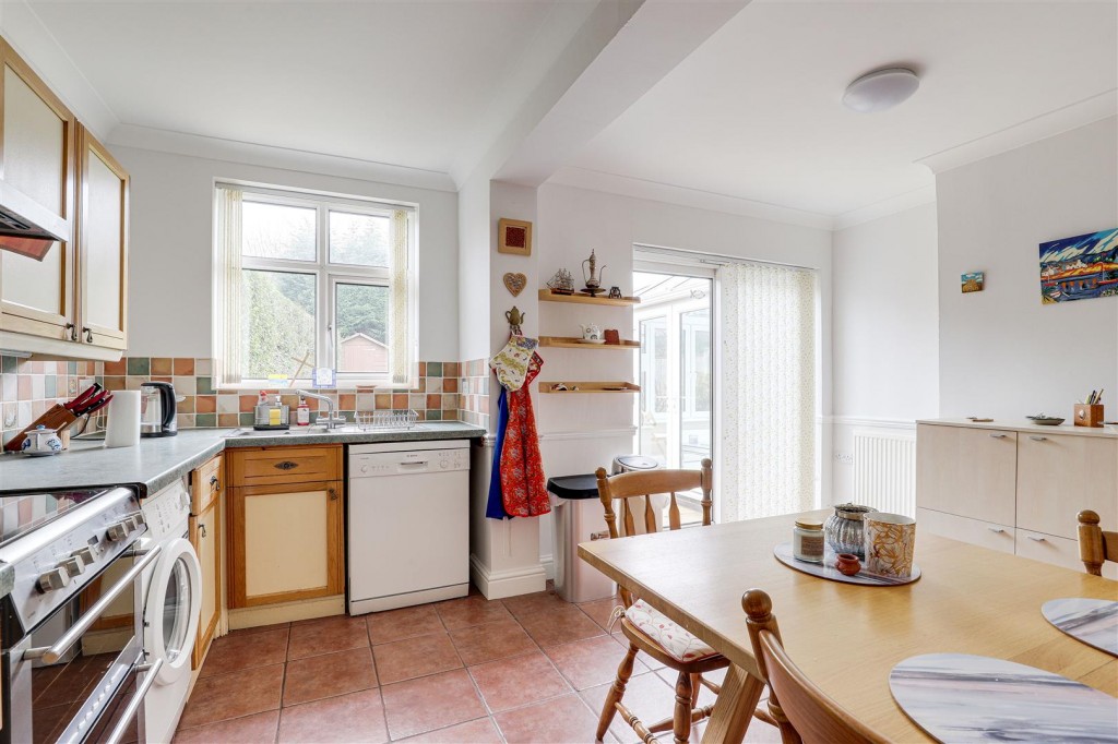 Russell Crescent, Wollaton, Nottinghamshire, NG8 2BQ