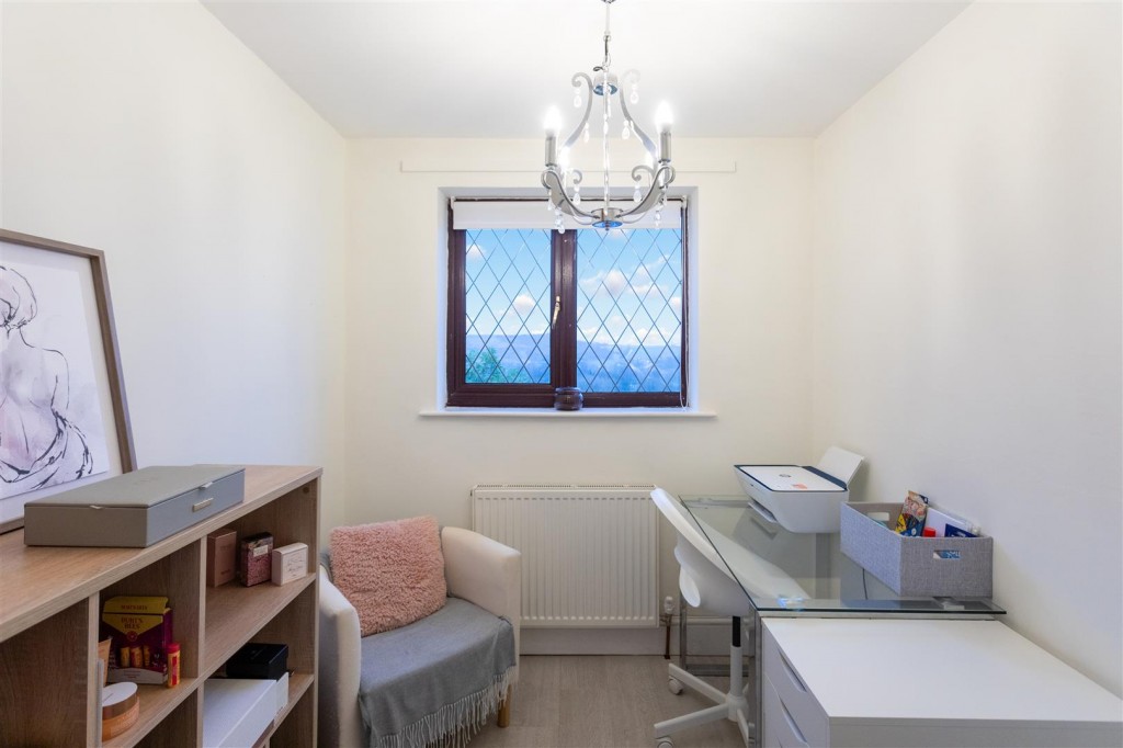Redcar Close, Gedling, Nottinghamshire, NG4 4EW