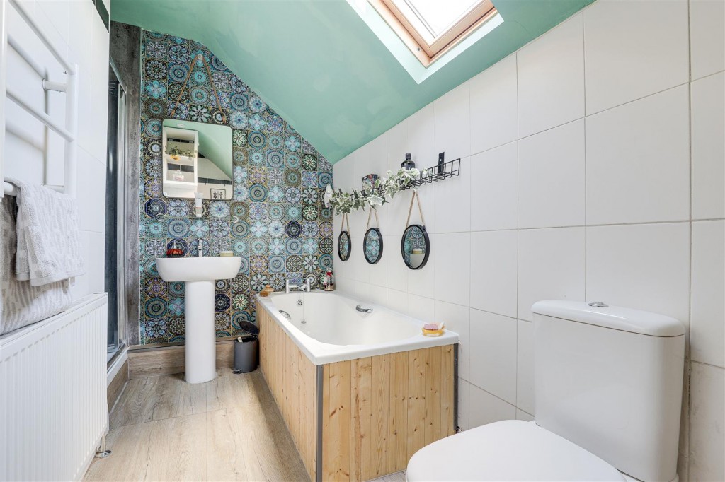 Wilford Crescent East, The Meadows, Nottinghamshire, NG2 2ED