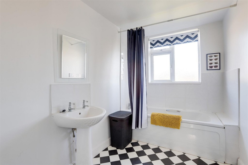 Kingrove Avenue, Beeston, Nottinghamshire, NG9 4DQ