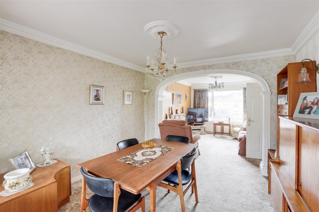 The Hollows, Silverdale, Nottinghamshire, NG11 7FJ