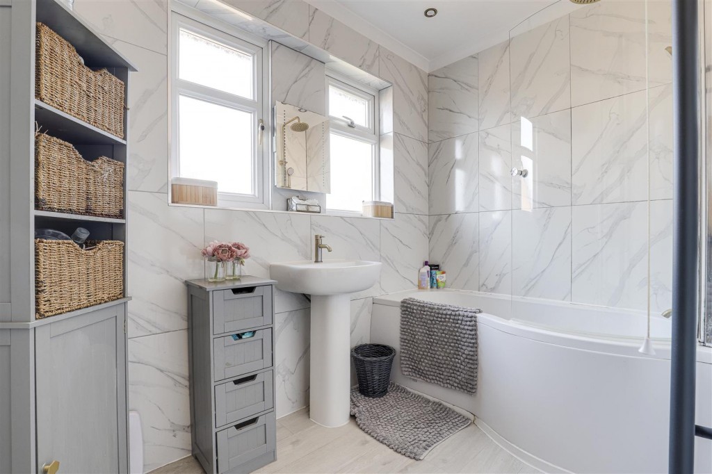 Grouville Drive, Woodthorpe, Nottinghamshire, NG5 4NN