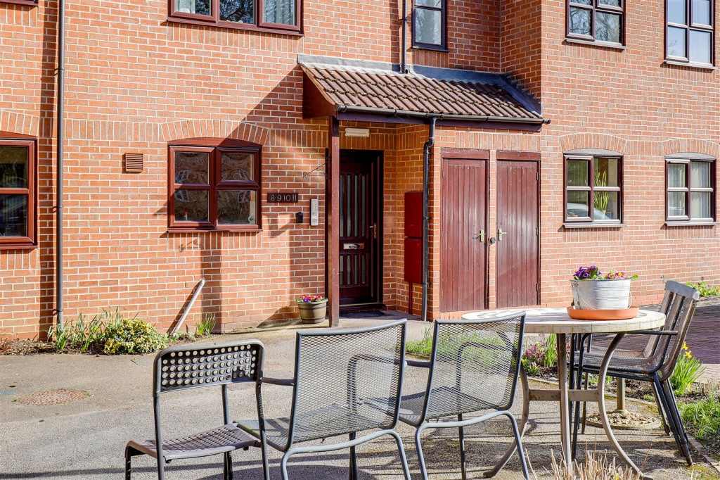 Elmsdale Gardens, Burton Joyce, Nottinghamshire, NG14 5BF