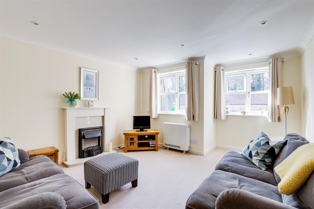Elmsdale Gardens, Burton Joyce, Nottinghamshire, NG14 5BF