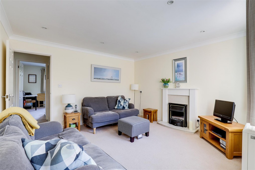 Elmsdale Gardens, Burton Joyce, Nottinghamshire, NG14 5BF