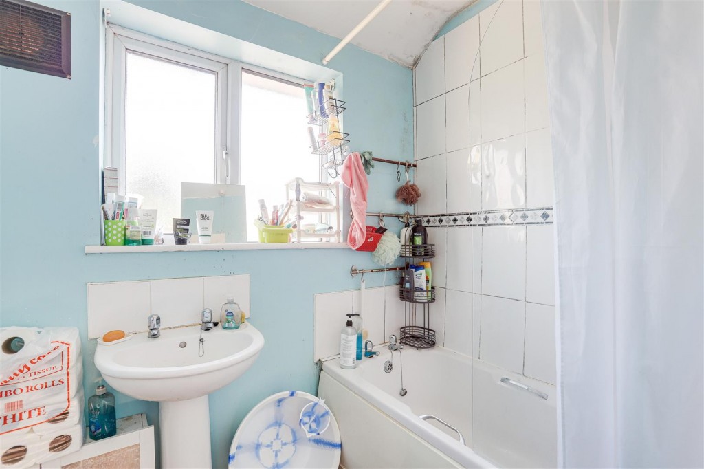 Barlock Road, Basford, Nottinghamshire, NG6 0FF