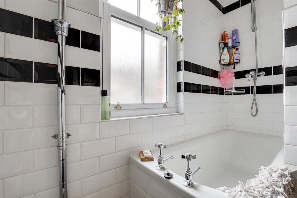 Standhill Road, Carlton, Nottinghamshire, NG4 1JT
