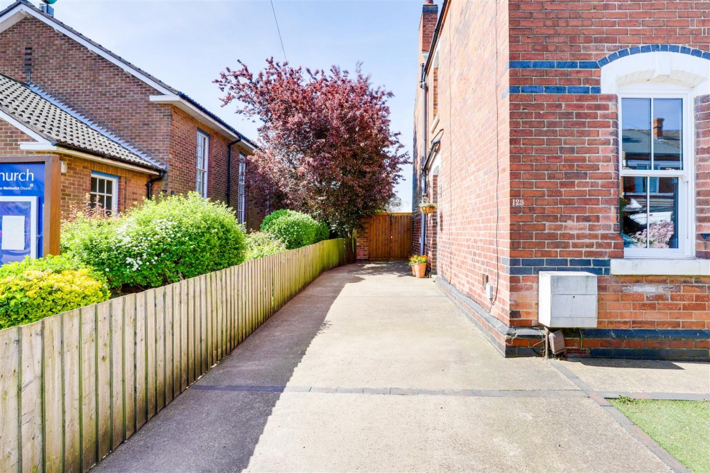 Standhill Road, Carlton, Nottinghamshire, NG4 1JT