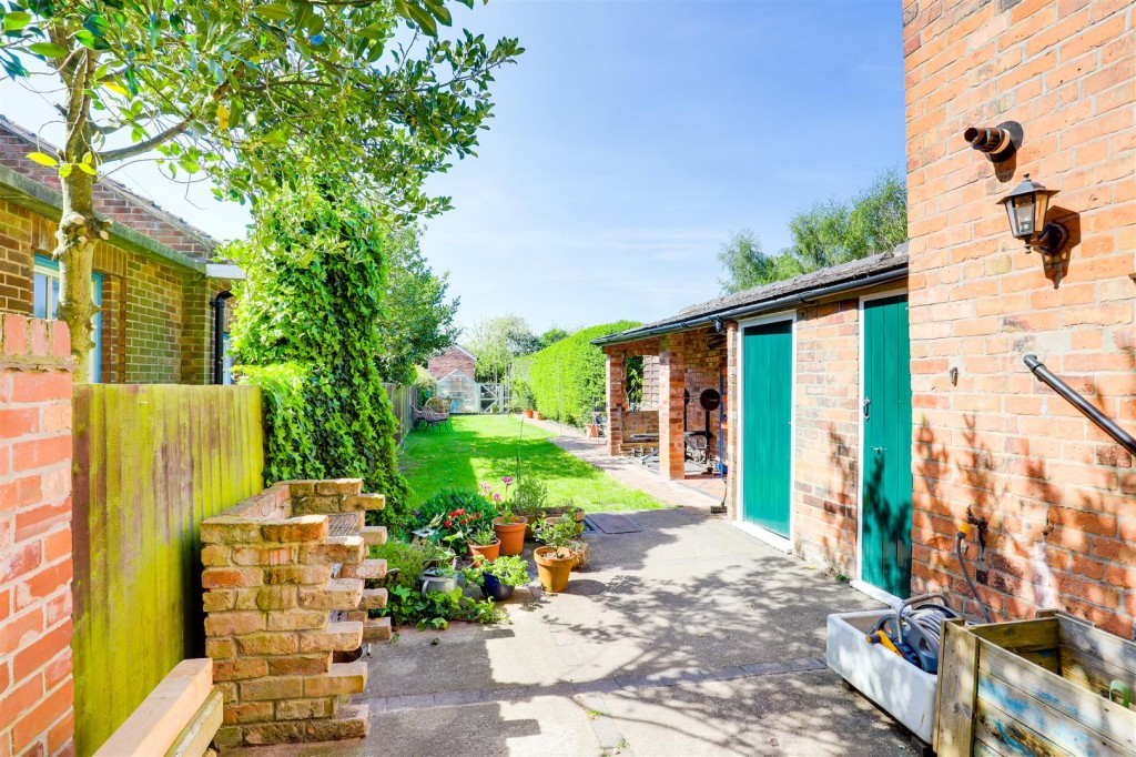 Standhill Road, Carlton, Nottinghamshire, NG4 1JT