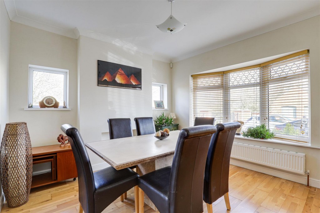 Holme Grove, West Bridgford, Nottinghamshire, NG2 5AH