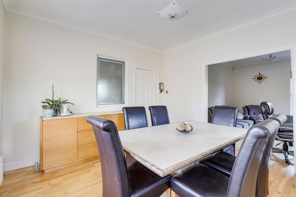 Holme Grove, West Bridgford, Nottinghamshire, NG2 5AH