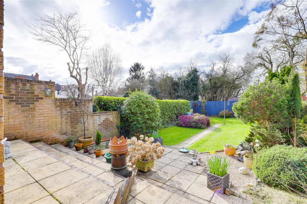 Holme Grove, West Bridgford, Nottinghamshire, NG2 5AH