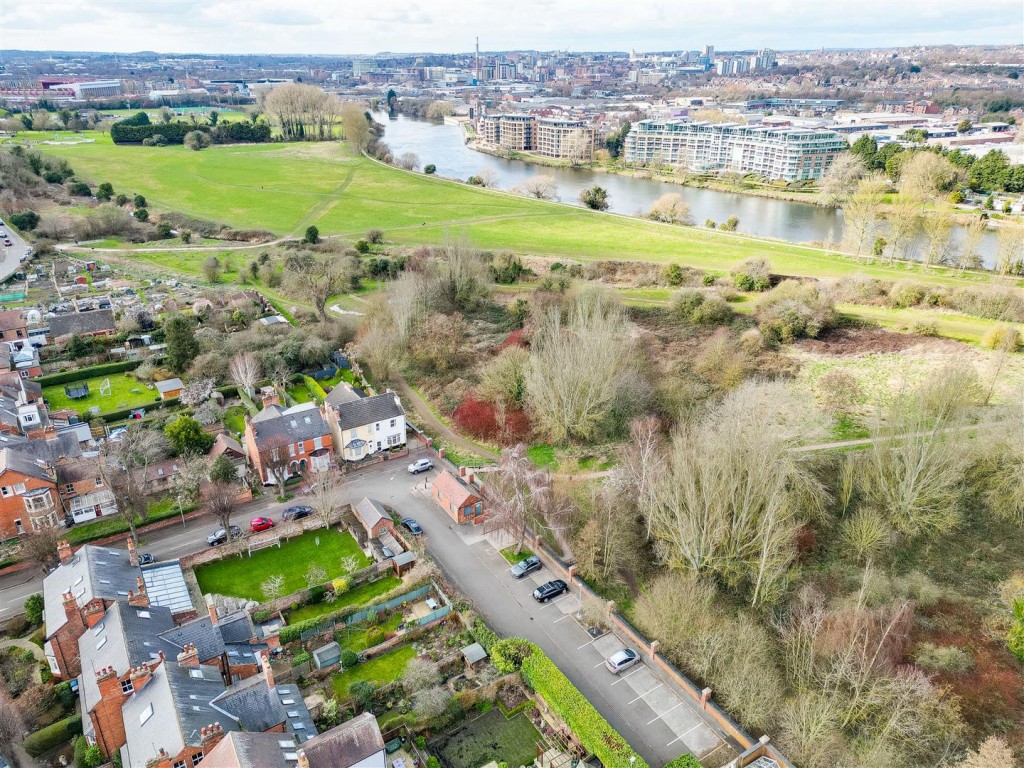 Holme Grove, West Bridgford, Nottinghamshire, NG2 5AH