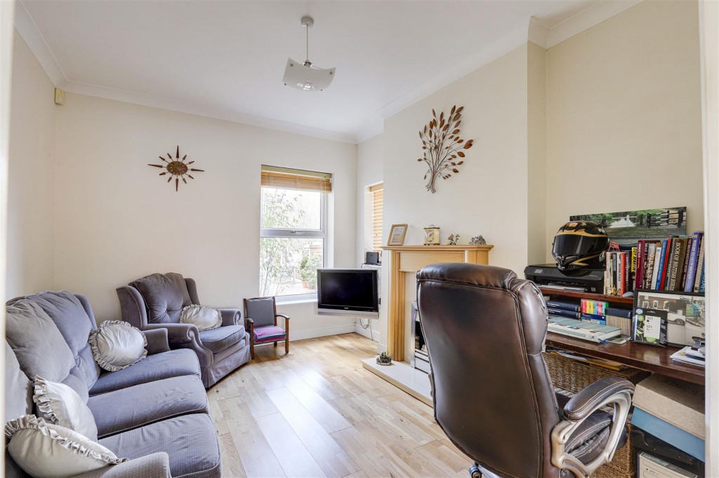 Holme Grove, West Bridgford, Nottinghamshire, NG2 5AH