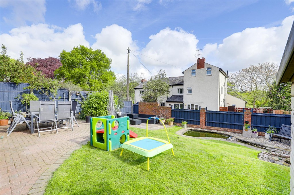 Deer Park Drive, Arnold, Nottinghamshire, NG5 8SA