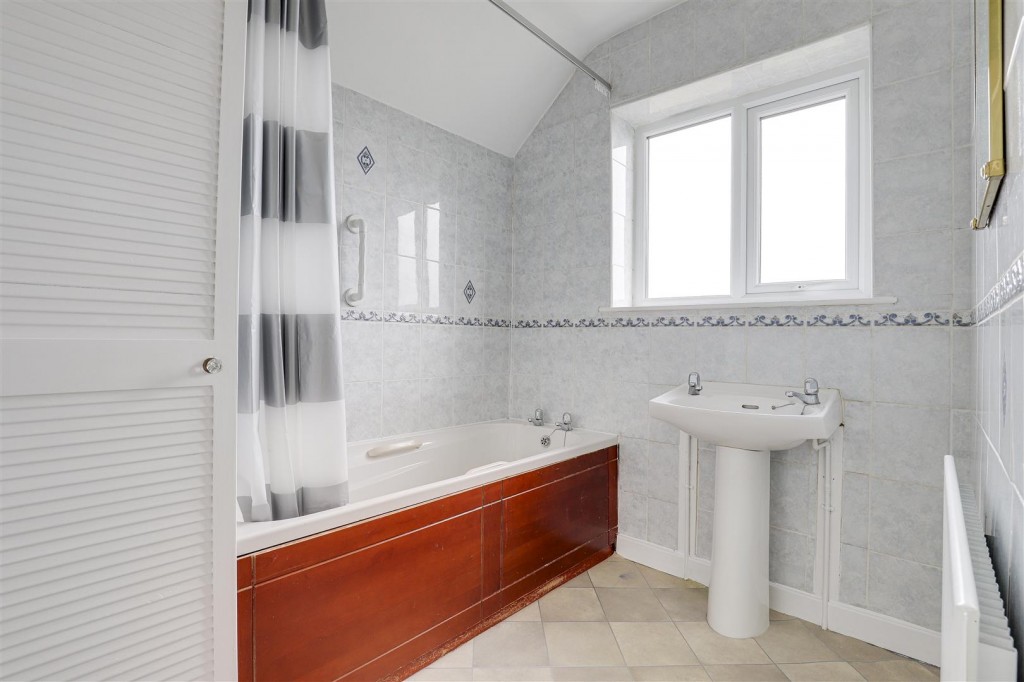 Southdale Drive, Carlton, Nottinghamshire, NG4 1BZ