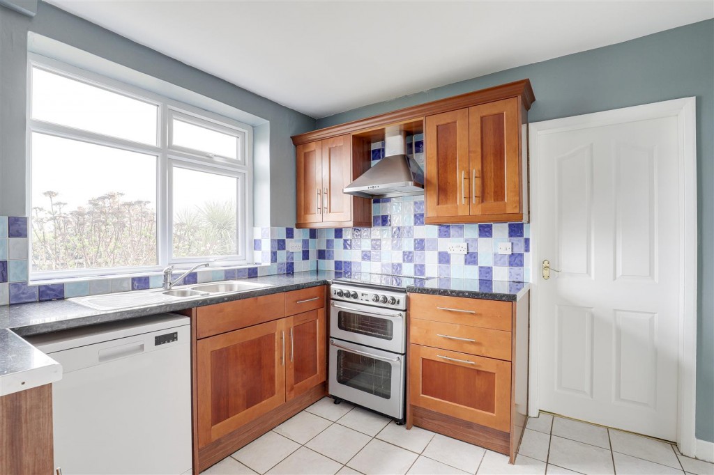 Southdale Drive, Carlton, Nottinghamshire, NG4 1BZ