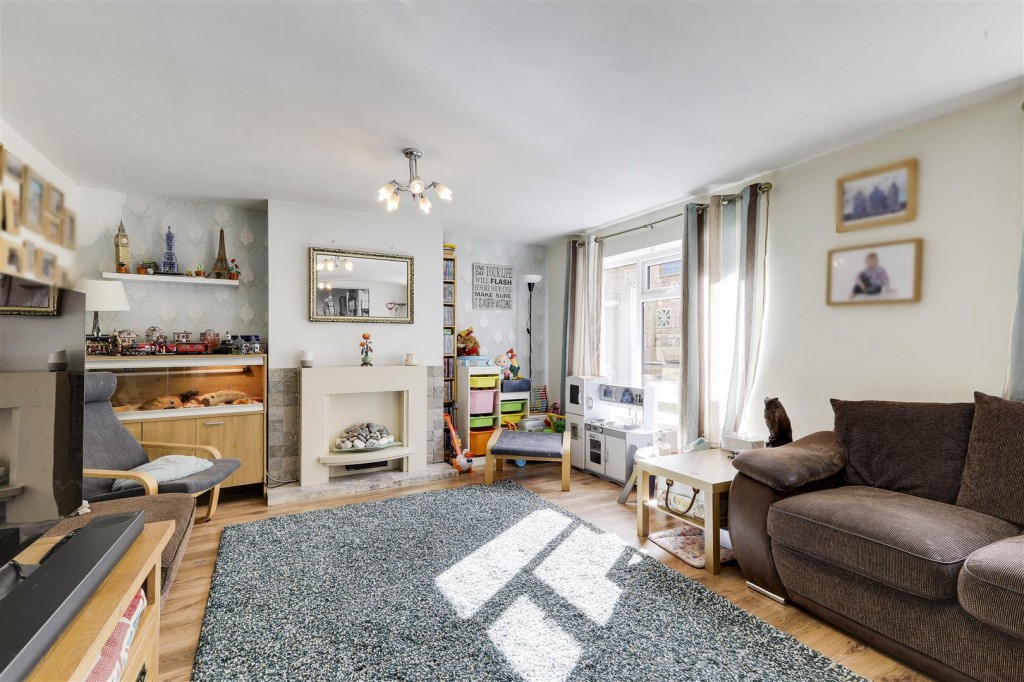 Wollaton Avenue, Gedling, Nottinghamshire, NG4 4HY