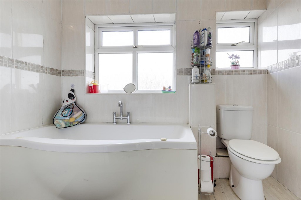 Wollaton Avenue, Gedling, Nottinghamshire, NG4 4HY