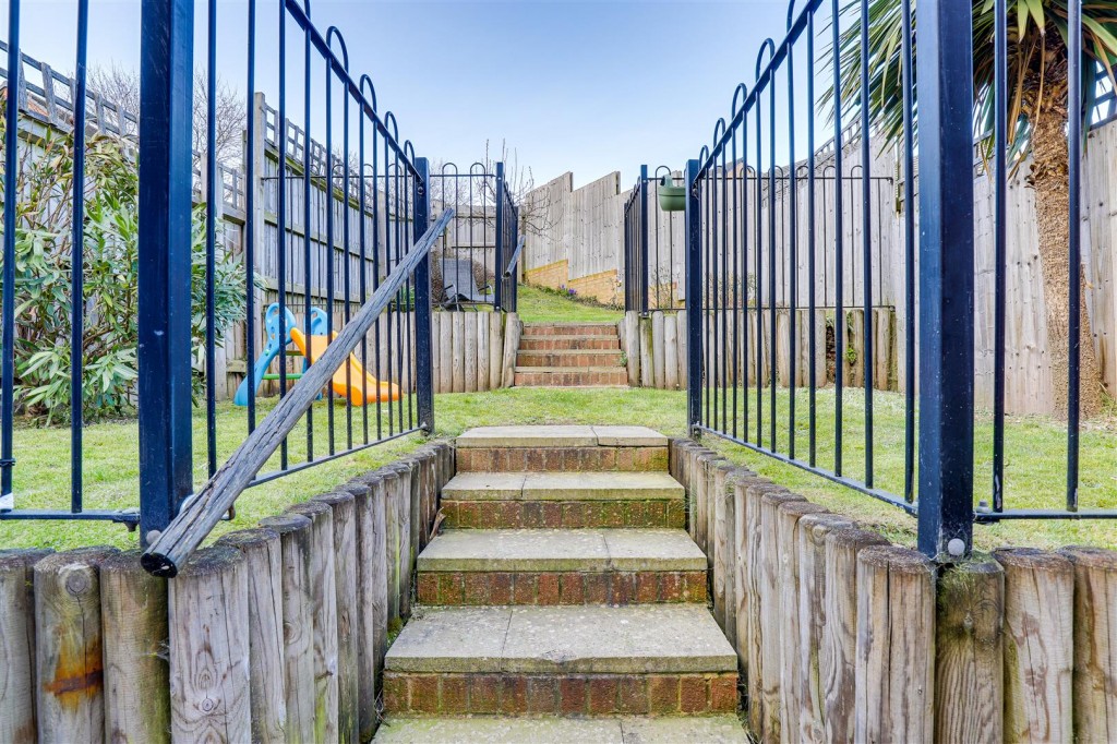 Fairholm Close, Nottingham, Nottinghamshire, NG3 2HJ