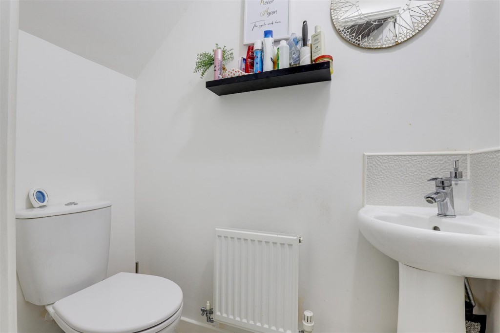 Fairholm Close, Nottingham, Nottinghamshire, NG3 2HJ