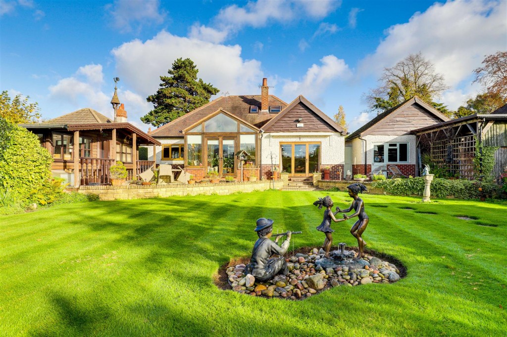 Grove Avenue, Beeston, Nottinghamshire, NG9 4DX
