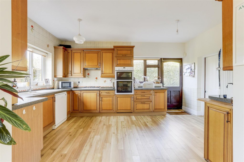 Grove Avenue, Beeston, Nottinghamshire, NG9 4DX
