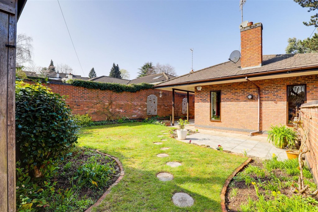 The Pines, Cow Lane, Bramcote, Nottinghamshire, NG9 3BB