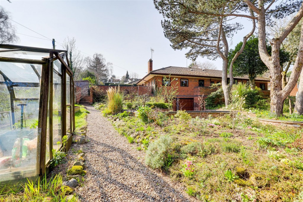 The Pines, Cow Lane, Bramcote, Nottinghamshire, NG9 3BB