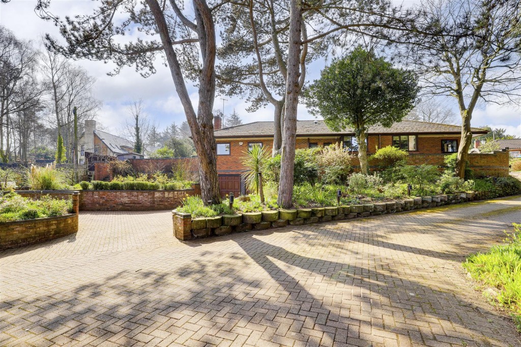 The Pines, Cow Lane, Bramcote, Nottinghamshire, NG9 3BB