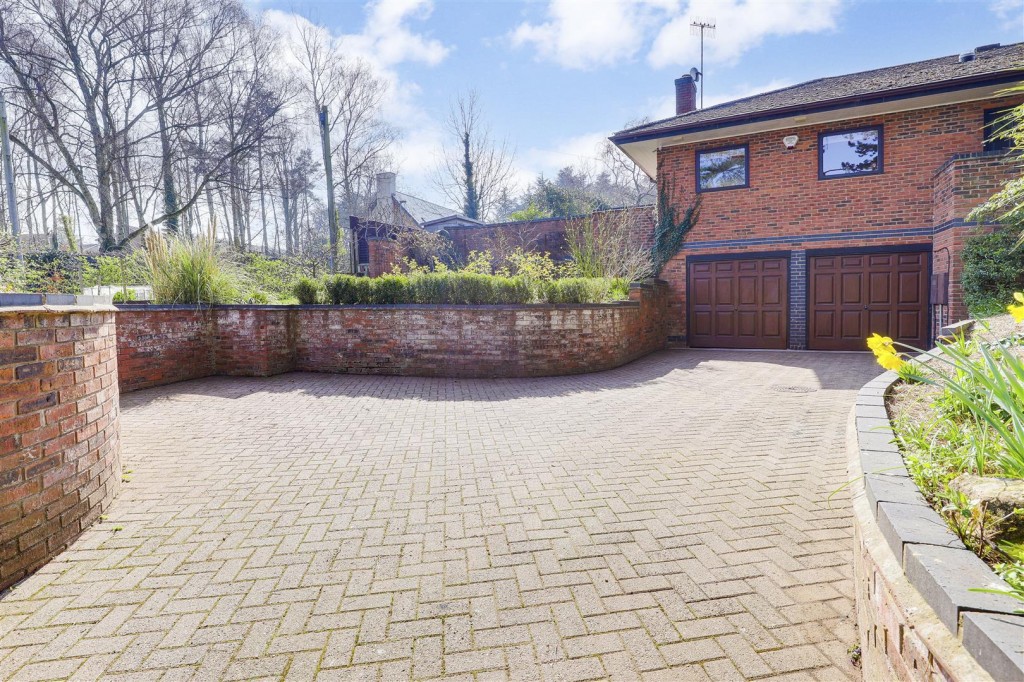 The Pines, Cow Lane, Bramcote, Nottinghamshire, NG9 3BB