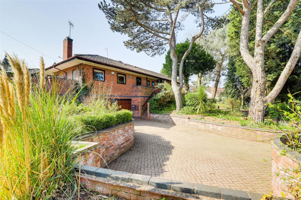 The Pines, Cow Lane, Bramcote, Nottinghamshire, NG9 3BB