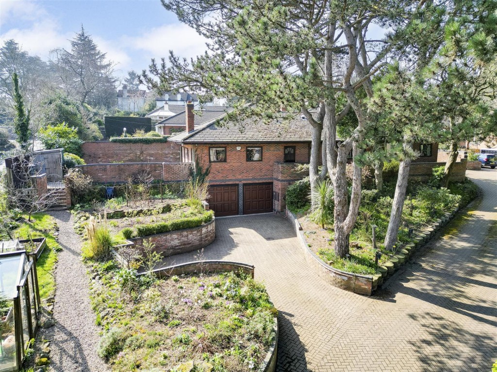 The Pines, Cow Lane, Bramcote, Nottinghamshire, NG9 3BB