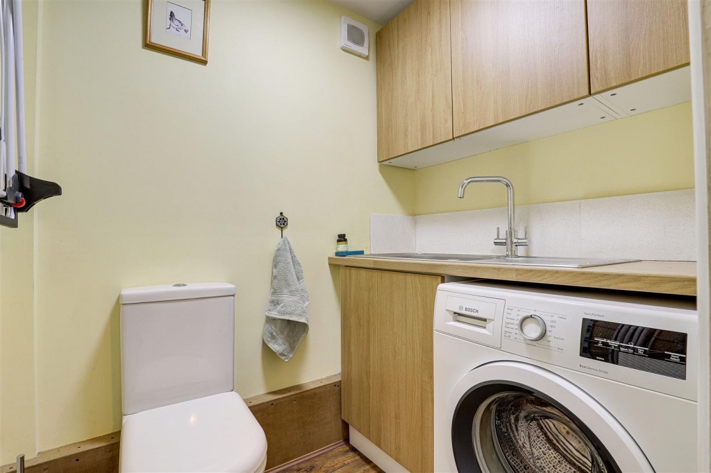 The Pines, Cow Lane, Bramcote, Nottinghamshire, NG9 3BB