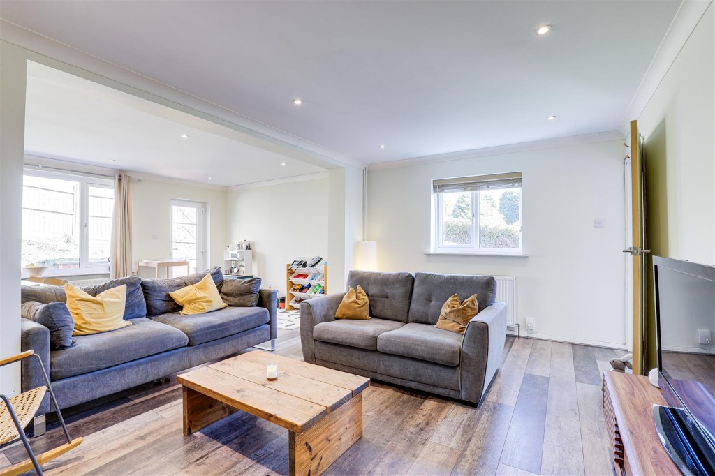 Mays Avenue, Carlton, Nottinghamshire, NG4 1AU