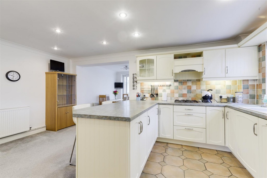 Astle Court, Arnold, Nottinghamshire, NG5 6RU