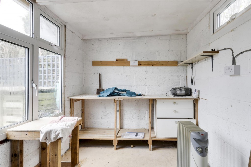 Astle Court, Arnold, Nottinghamshire, NG5 6RU
