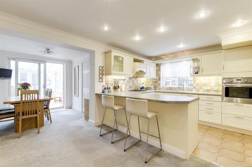 Astle Court, Arnold, Nottinghamshire, NG5 6RU