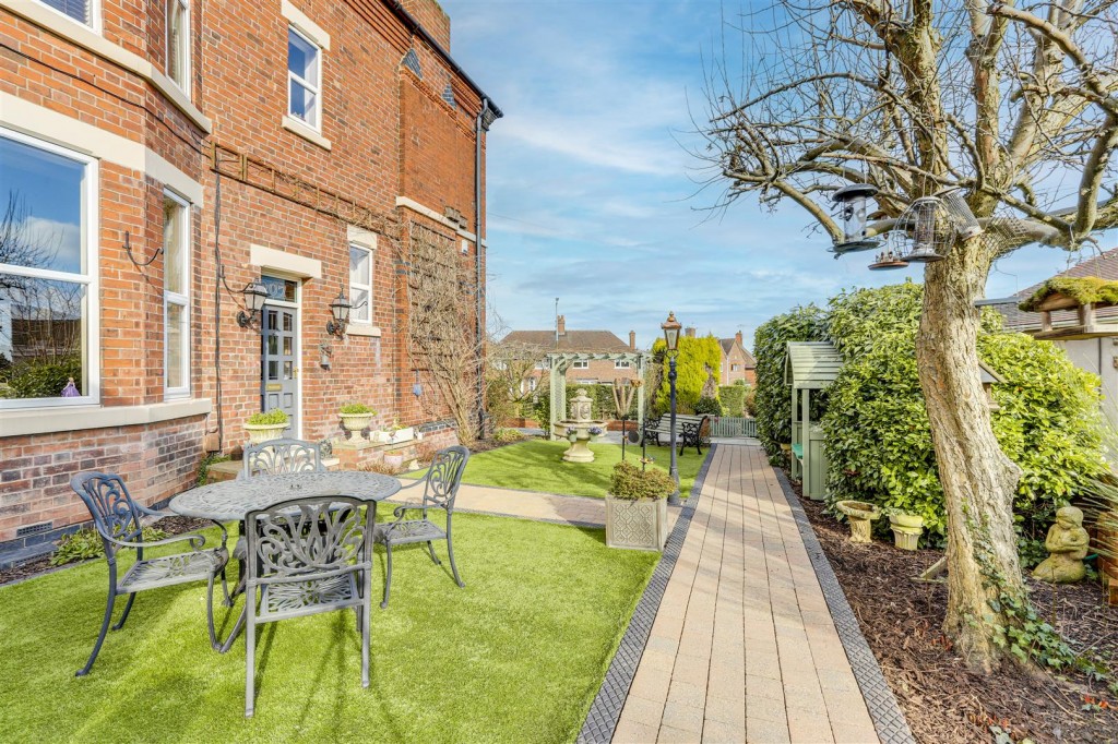 Nottingham Road, Ilkeston, Derbyshire, DE7 5AL