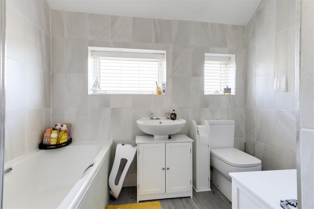 Redland Grove, Carlton, Nottinghamshire, NG4 3EU