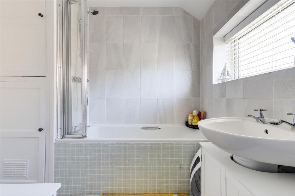 Redland Grove, Carlton, Nottinghamshire, NG4 3EU