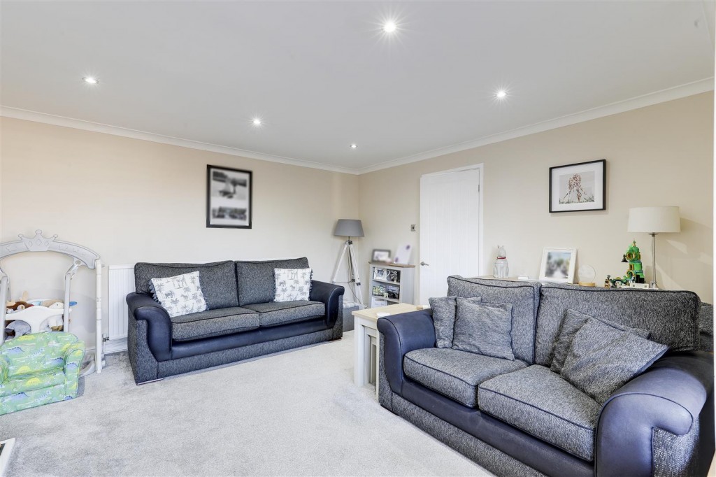 Redland Grove, Carlton, Nottinghamshire, NG4 3EU