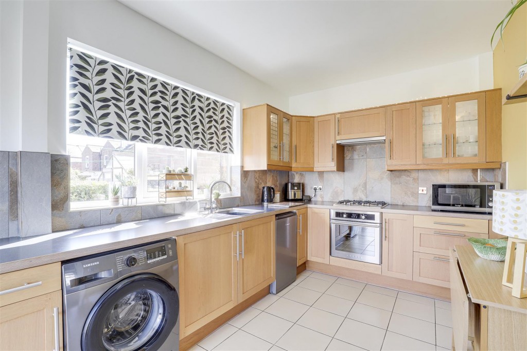 Moore Road, Mapperley, Nottinghamshire, NG3 6EF