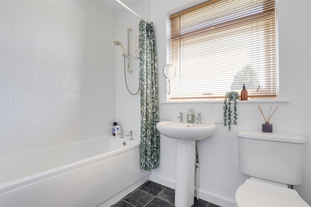 Moore Road, Mapperley, Nottinghamshire, NG3 6EF