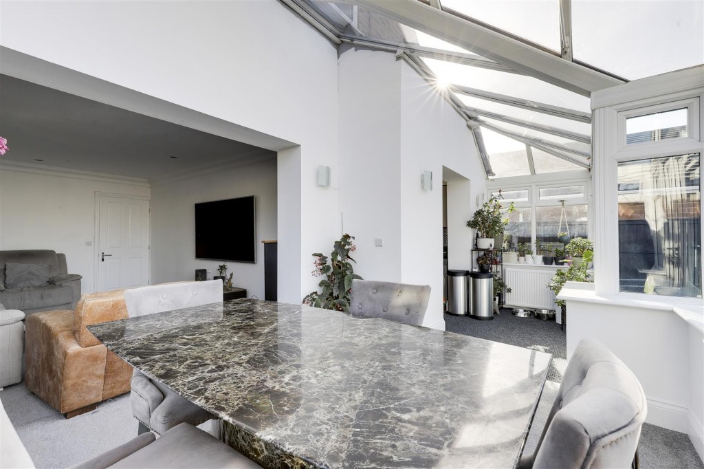 Springwood Gardens, Woodthorpe, Nottinghamshire, NG5 4HB